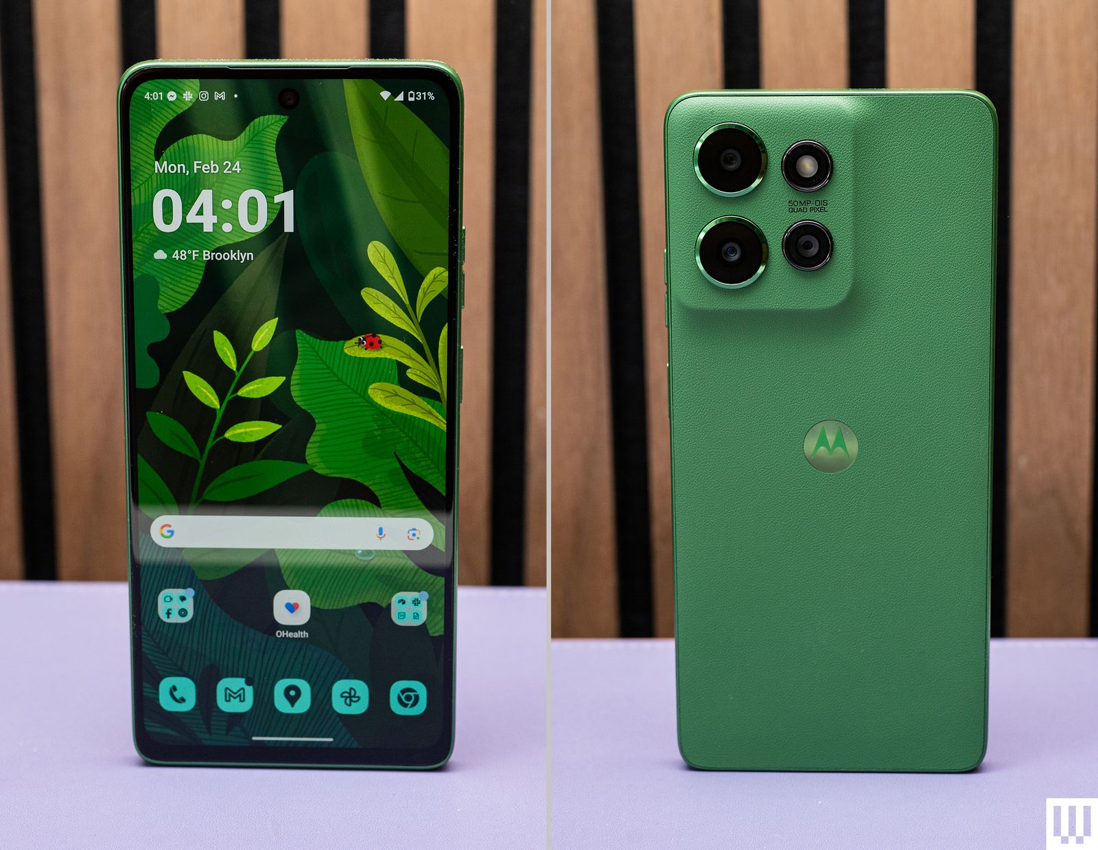 Μπροστά και πίσω όψη της Motorola Moto G Power 2025 Ένα πράσινο κινητό τηλέφωνο με εικονίδια εφαρμογών στην οθόνη και 4 κάμερες στο ...